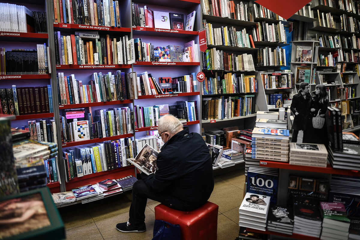 Из книжных магазинов Москвы пропали книги Акунина, внесенного в список  террористов - Газета.Ru | Новости