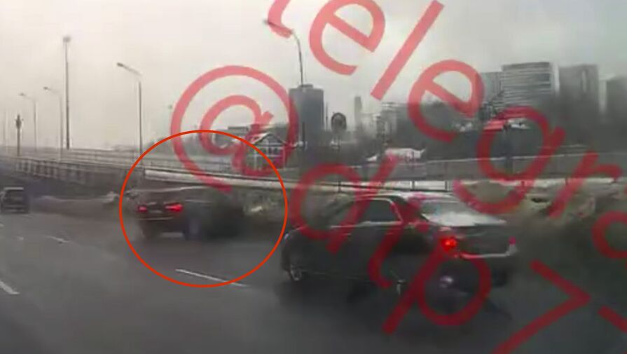 Видео: автомобиль с москвичом разбился в ДТП