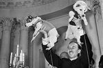 Академик Олег Газенко демонстрирует четвероногих космонавтов — Стрелку (слева) и Белку на пресс-конференции, посвященной полету космического корабля-спутника с подопытными животными, 1960 год