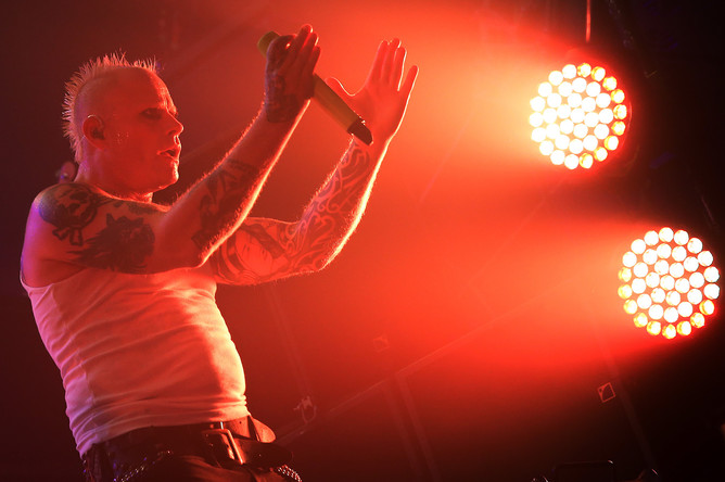 Вокалист The Prodigy Кит Флинт во время выступления в клубе Stadium Live в Москве