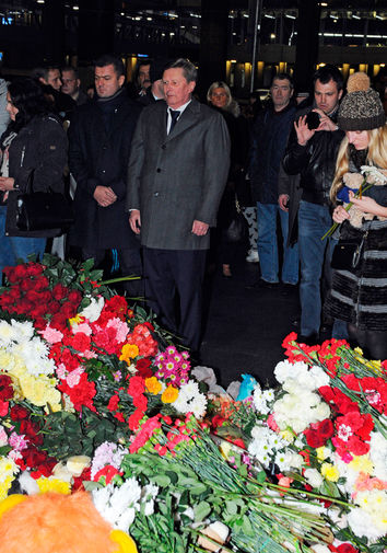 Руководитель администрации президента РФ Сергей Иванов возлагает цветы в&nbsp;аэропорту Пулково в&nbsp;память о&nbsp;жертвах авиакатастрофы лайнера Airbus 321