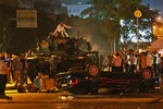 Люди препятствуют движению бронетехники в Анкаре