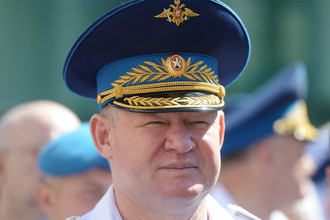 Командующий Воздушно-десантными войсками генерал-полковник Андрей Сердюков во время крестного хода на улице Ильинка в Москве в честь празднования Дня Воздушно-десантных войск, 2 августа 2017 год