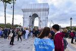 Идея обернуть Триумфальную арку в Париже в пластик пришла в голову Христо еще в 1961 году. К тому моменту он жил во французской столице и вместе с художницей Жан-Клод создавал инсталляции в общественных местах, в том числе, оборачивал здания.
