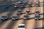 Полицейские автомобили преследуют белый Ford Bronco О. Джея Симпсона на автостраде Лос-Анджелеса, 1994 год