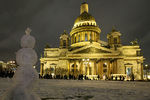 Снеговик на Исаакиевской площади во время акции протеста против передачи Исаакиевского собора в безвозмездное пользование РПЦ, 13 января 2017 года