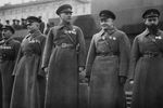 Советские военачальники Ян Гамарник, Михаил Тухачевский, Климент Ворошилов, Александр Егоров и Генрих Ягода (справа налево) у Мавзолея В.И. Ленина, 1935 год