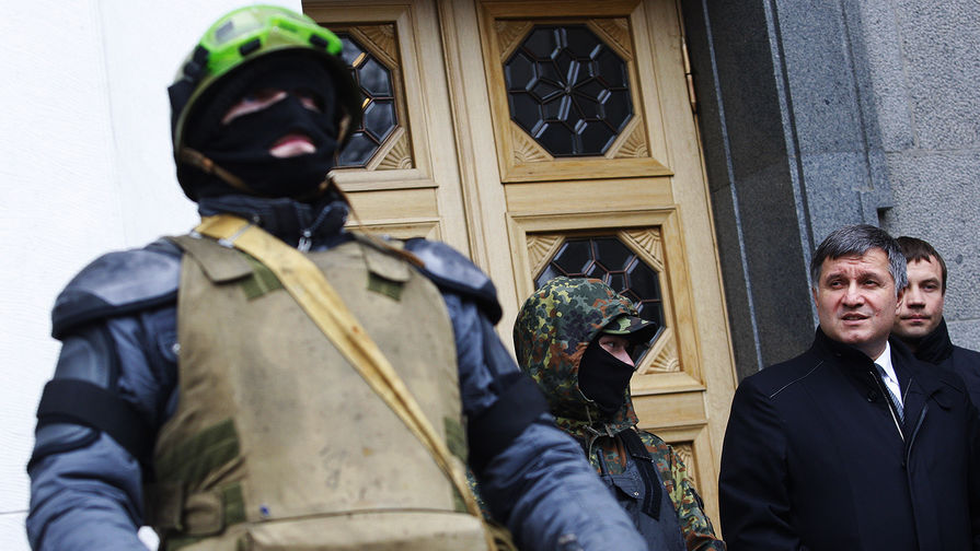 Арсен Аваков (справа) у здания Верховной Рады Украины