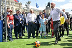 Президент FIFA Джанни Инфантино и президент России Владимир Путин во время посещения тематического парка футбола чемпионата мира на Красной площади в Москве, 28 июня 2018 года