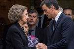 Мать короля Испании София и глава кабинета министров Испании Педро Санчес на церемонии прощания с оперной певицей Монсеррат Кабалье в Барселоне, 8 октября 2018 года