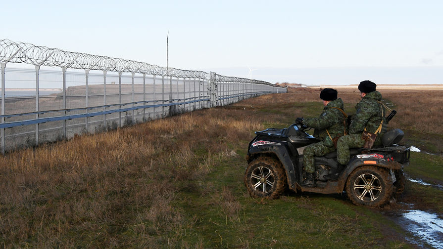 Российские пограничники со у заграждения, возведенного в Крыму на границе с Украиной, 28 декабря 2018 года