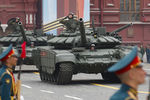 Танки Т-72Б3 во время военного парада Победы на Красной площади, 9 мая 2019 года