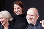 Фотограф Петер Линдберг с актрисами Умой Турман и Хелен Миррен, 2016 год 