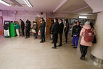 Люди в очереди к банкомату в Киеве, 24 февраля 2022 года