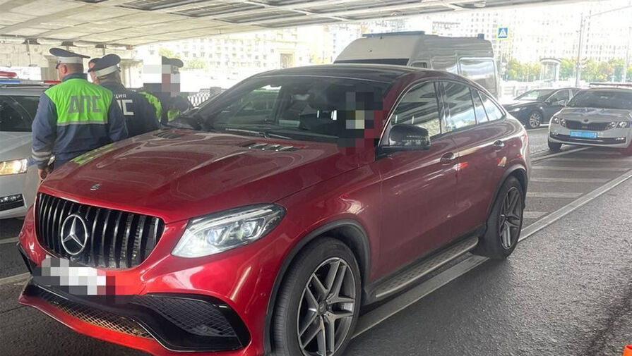В припаркованном на западе Москвы автомобиле нашли тело мужчины с огнестрельным ранением