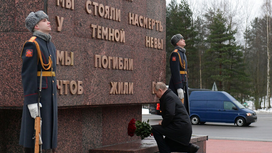 Путин возложил цветы к памятнику Рубежный камень в Ленинградской области