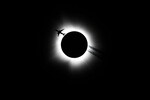 Самолет пролетает солнце в Блумингтоне, штат Индиана, США, 8 апреля 2024 года