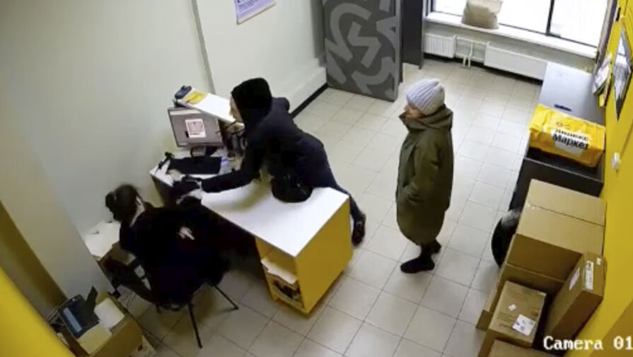 Россиянки набросились на работницу пункта выдачи заказов и попали на видео