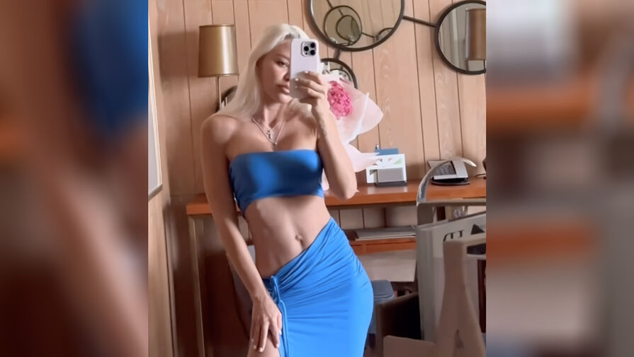 Бывшая Кокорина показала пресс, выложив видео в топе без белья