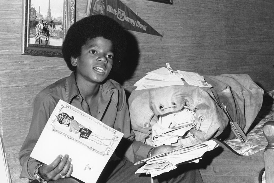 13-летний Майкл Джексон показывает письма от своих фанатов, 1972&nbsp;год