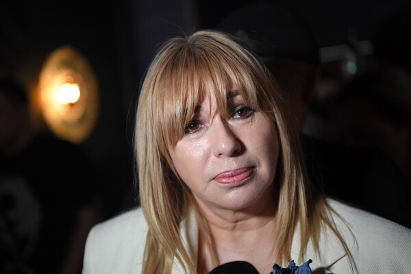 Үйге қара қоңырау қыз келді