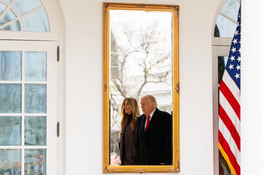 Президент Дональд Трамп и первая леди Мелания Трамп идут в&nbsp;Овальный кабинет после церемонии помилования индейки Гоббл в&nbsp;Розовом саду Белого дома в&nbsp;Вашингтоне, США, 25&nbsp;ноября 2025&nbsp;года