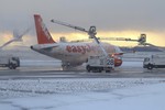 Очистка самолета от снега в аэропорту Шарля де Голля