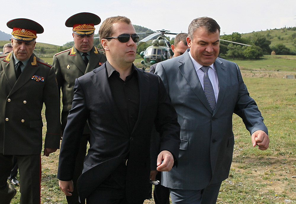 Дмитрий Медведев и Анатолий Сердюков в аэропорту города Цхинвал.(2012 г.)