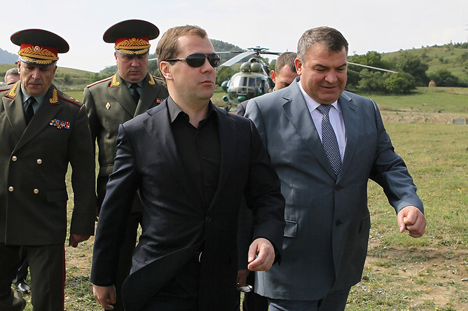 Дмитрий Медведев и Анатолий Сердюков в аэропорту города Цхинвал.(2012 г.)