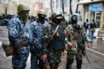 Вооруженные люди на одной из улиц города Славянска