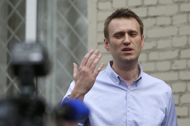 Алексей Навальный перед зданием суда