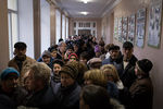 Луганск. Жители города во время голосования на выборах главы ЛНР и депутатов народного совета республики на избирательном участке
