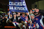 Болельщики СКА встречают хоккеистов в терминале Пулково-2 в Санкт-Петербурге