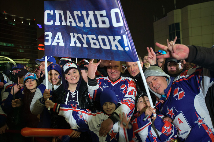 Болельщики СКА встречают хоккеистов в&nbsp;терминале Пулково-2 в&nbsp;Санкт-Петербурге