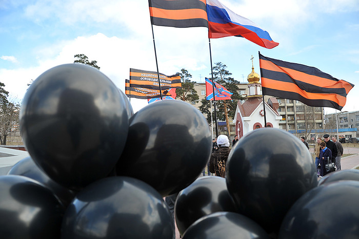 Флаги во время траурного митинга на&nbsp;мемориале героям Халхин-Гола в&nbsp;память трагических событий в&nbsp;Одессе 2&nbsp;мая прошлого года в&nbsp;Доме профсоюзов
