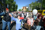 Участники акции «Бессмертный полк» во время шествия по улицам Киева