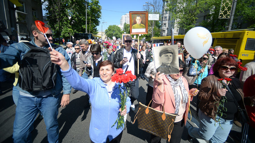 Участники акции &laquo;Бессмертный полк&raquo; во время шествия по&nbsp;улицам Киева