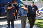 Турецкие военные в сопровождении полицейских в аэропорту города Александруполис, Греция