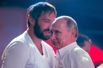 Президент России Владимир Путин (справа) и российский хоккеист Александр Овечкин во время посещения турнира по боевому самбо в Сочи