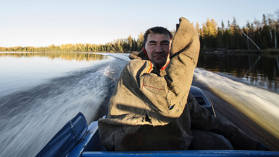 Житель родовой общины «Дянки-Кой в Ямало-Ненецком автономном округе на лодке, 2015 год