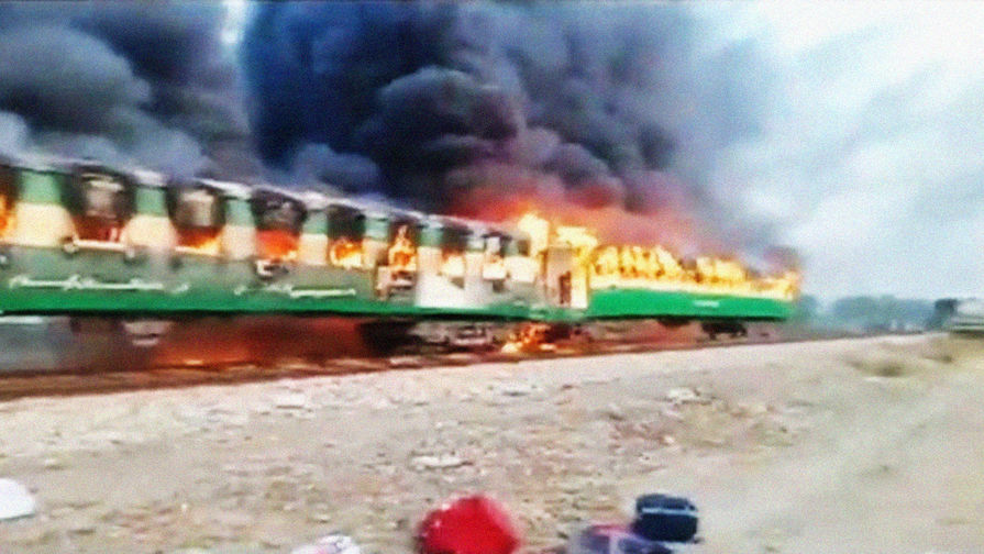 Кадр из видео с возгоранием нескольких вагонов пассажирского поезда в пакистанской провинции Пенджаб, 31 октября 2019 года