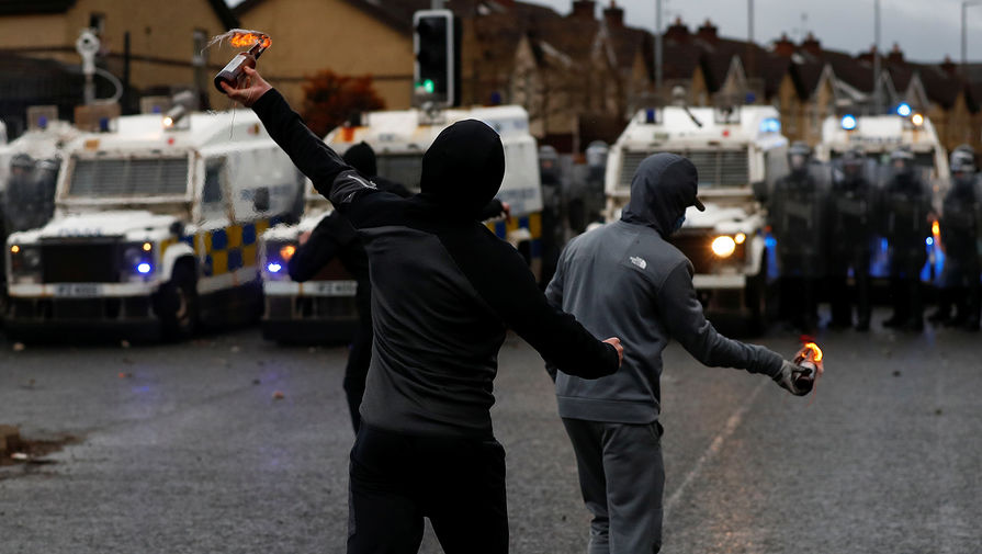 Во время беспорядков в Белфасте, Северная Ирландия, 8 апреля 2021 года 
