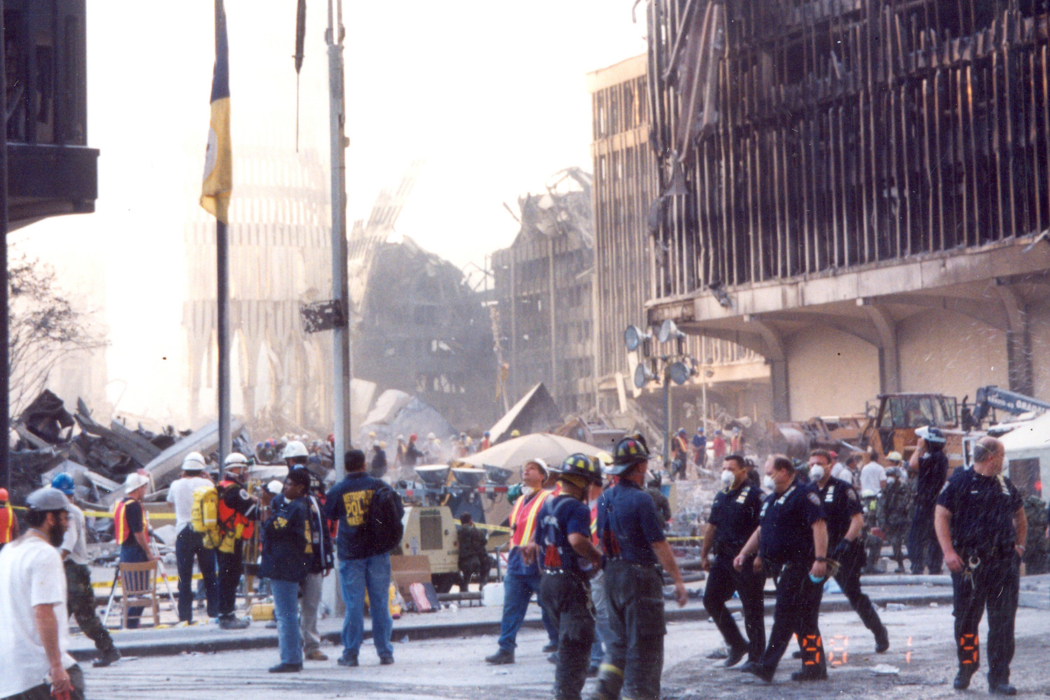 Теракты 11 сентября 2001 года что случилось. Нью Йорк 10 сентября 2001. Теракт 11 сентября в Нью Йорке. 11 Сентября 2001 года террористическая атака на США.