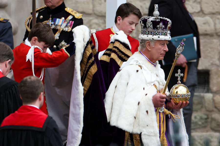 Король Великобритании Карл III покидает Вестминстерское аббатство после церемонии своей коронации в&nbsp;Лондоне, 6&nbsp;мая 2023&nbsp;года
