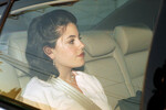 Моника Левински покидает дом своих родителей в Лос-Анджелесе, 1998 год