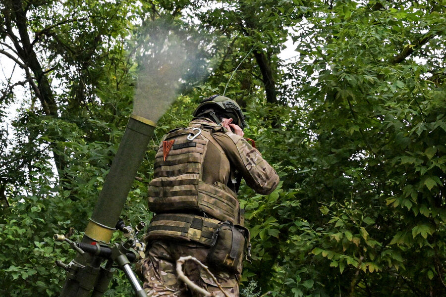Военнослужащий ВС РФ ведет стрельбу из 82-мм миномета на Купянском направлении в зоне специальной военной операции