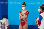 Российские спортсменки, члены сборной России (команда ОКР) Дина Аверина (в центре) и Арина Аверина после выполнения упражнений в индивидуальном многоборье на соревнованиях по художественной гимнастике на XXXII летних Олимпийских играх в Токио, 2020 год