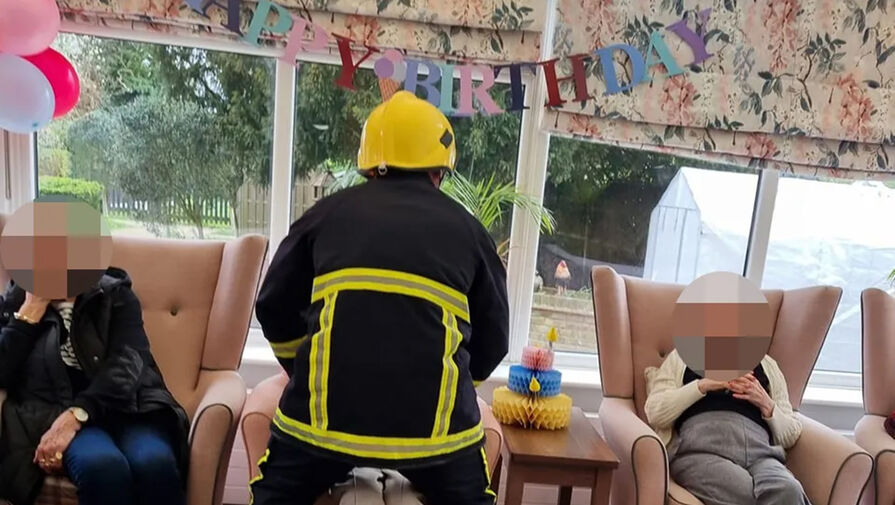 Стриптизер в костюме пожарного танцевал для 104-летней женщины в день ее рождения
