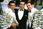 <b>«Короли мамбо» (1992)</b>
<br><br>
Это первый голливудский фильм Бандераса. Он рассказывает историю о двух братьях-музыкантах Сесаре и Несторе Кастильо, которые в 50-е годы бегут с Кубы и пытаются возобновить музыкальную карьеру в Нью-Йорке.
Нестора сыграл Антонио Бандерас, в то время почти не говоривший по-английски. Сесара — Арманд Ассанте, американец итало-ирландского происхождения, не знавший испанского. Оба заучивали реплики на незнакомых языках на слух. И оба — пели в картине сами. Кроме того, Ассанте и Бандерас брали уроки игры на инструментах своих героев, чтобы выглядеть в кадре органично.

