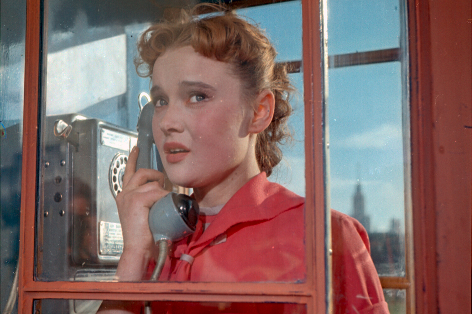 <b>Людмила Гурченко в фильме «Девушка с гитарой».</b><br />
<br><br><br />
После невероятного успеха «Карнавальной ночи» уже непосредственно для Людмилы Гурченко был написан сценарий фильма «Девушка с гитарой». Снимать картину доверили режиссеру Александру Файнциммеру, ранее не занимавшемуся комедиями. В итоге фильм не имел такого успеха, как картина Рязанова, а в прессе стали выходить обличительные статьи в адрес актрисы — ей вменялось участие в «левых» концертах. После чего Гурченко пришлось на несколько лет забыть о больших ролях.